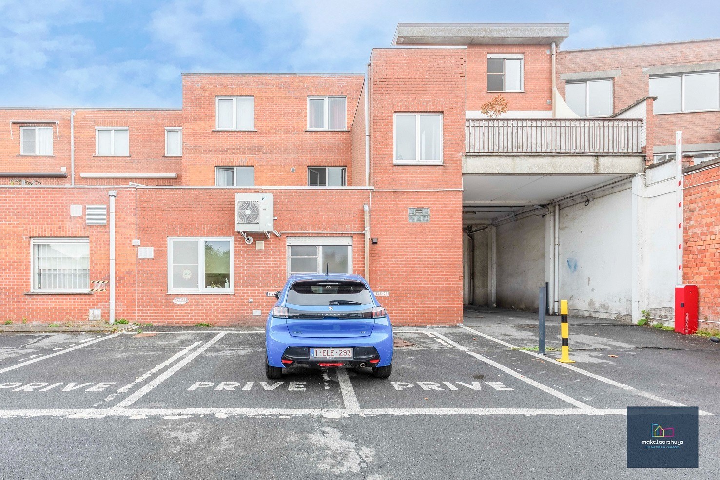 Heel ruime instapklare woning in rij  met zonneterras en 2 staanplaatsen 