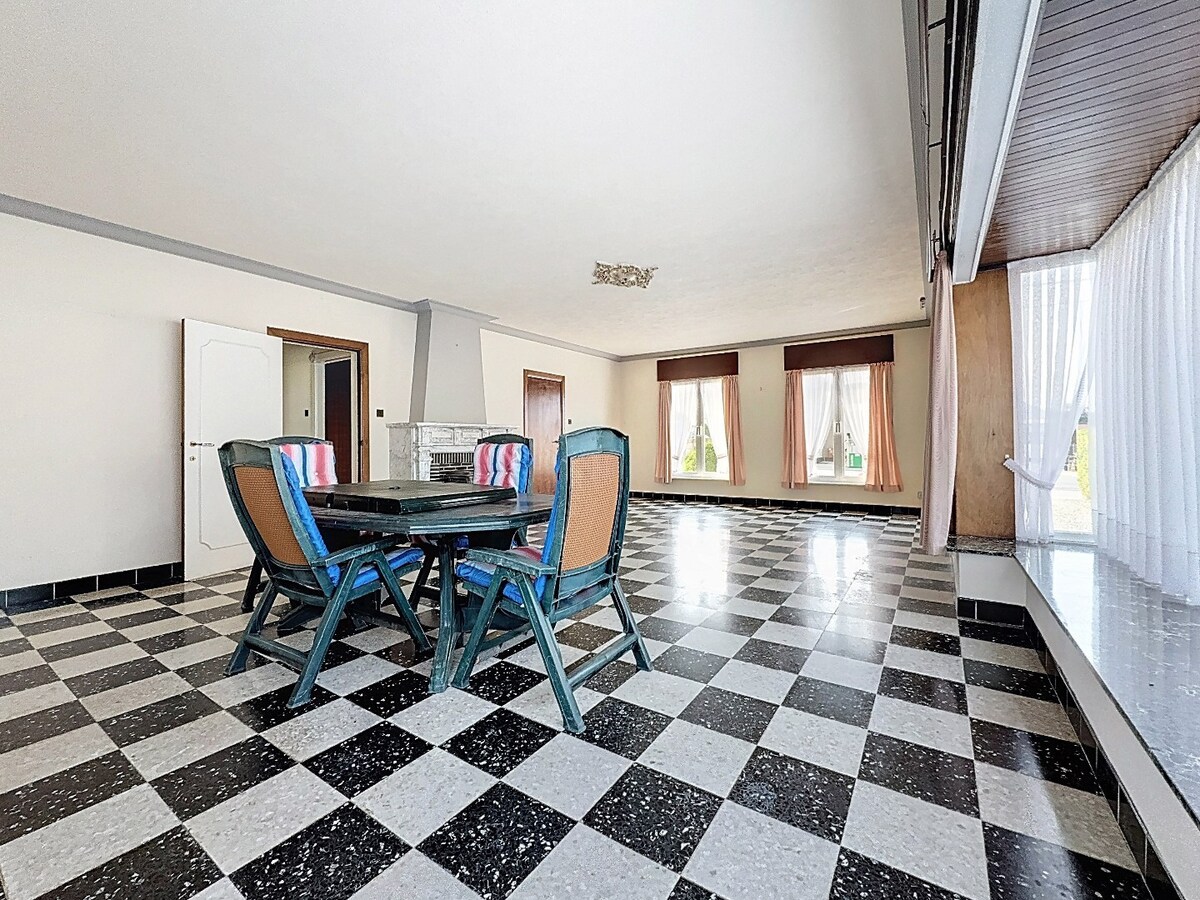 Karaktervolle woning met grote garage nabij centrum St.-Lievens-Houtem 