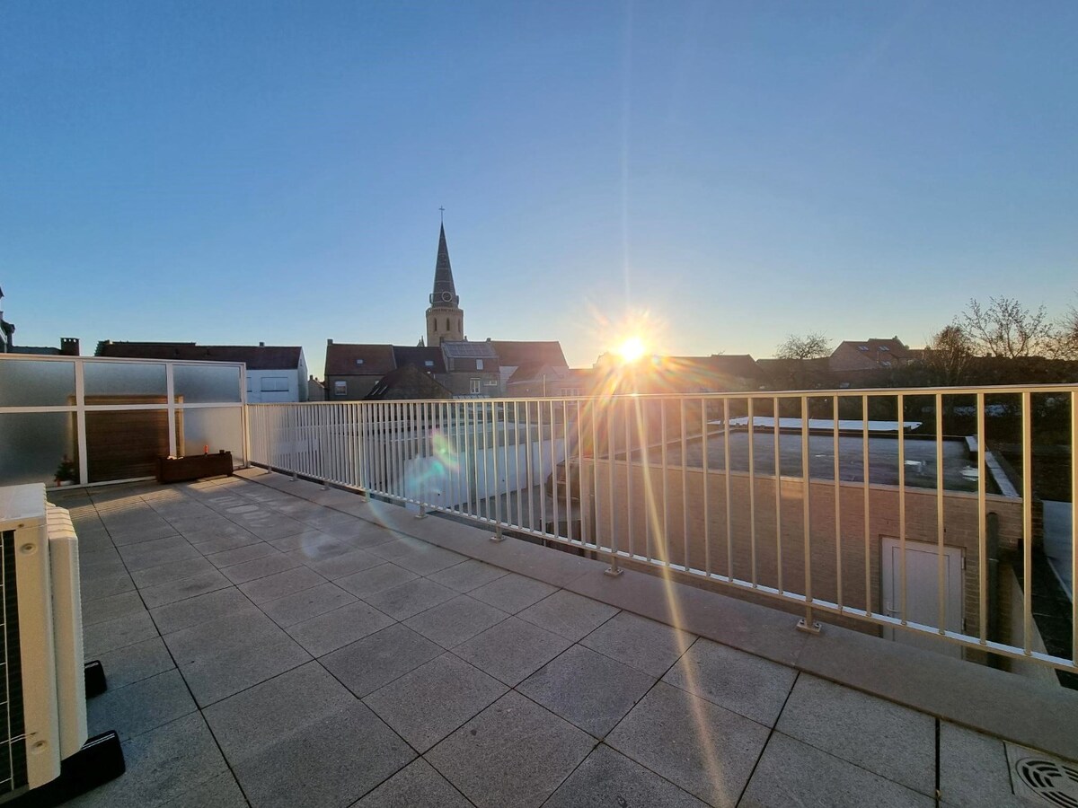 Zeer ruim, breed en lichtrijk woonappartement met groot zongericht terras 