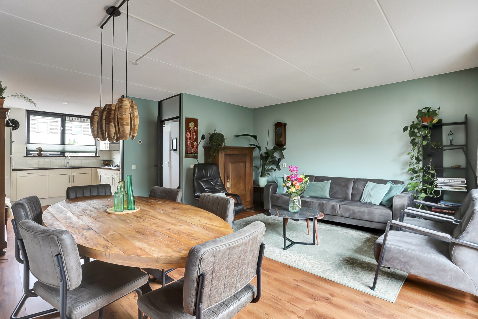 Ruime 5-kamer tussenwoning met inbouw keuken, moderne badkamer, 4 slaapkamers, ruime tuin gelegen op het zuidwesten. 