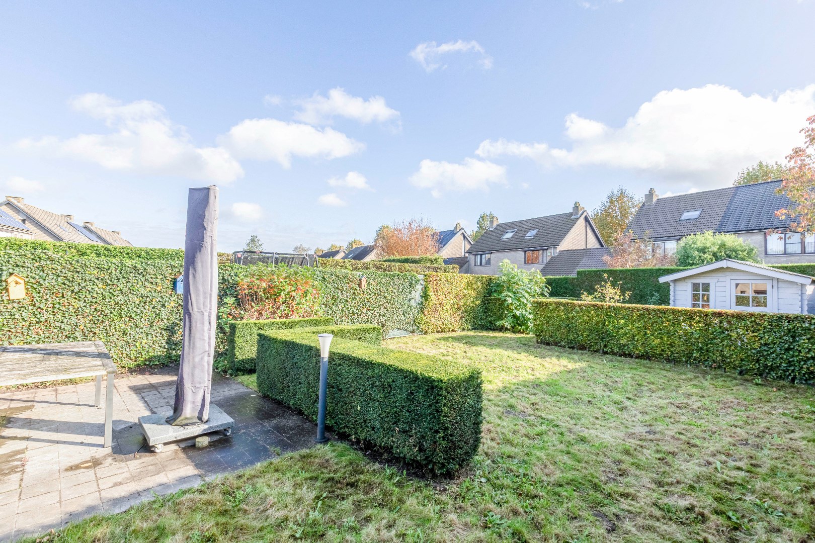 Verzorgde en instapklare halfopen bebouwing met zuidertuin en garage. 
