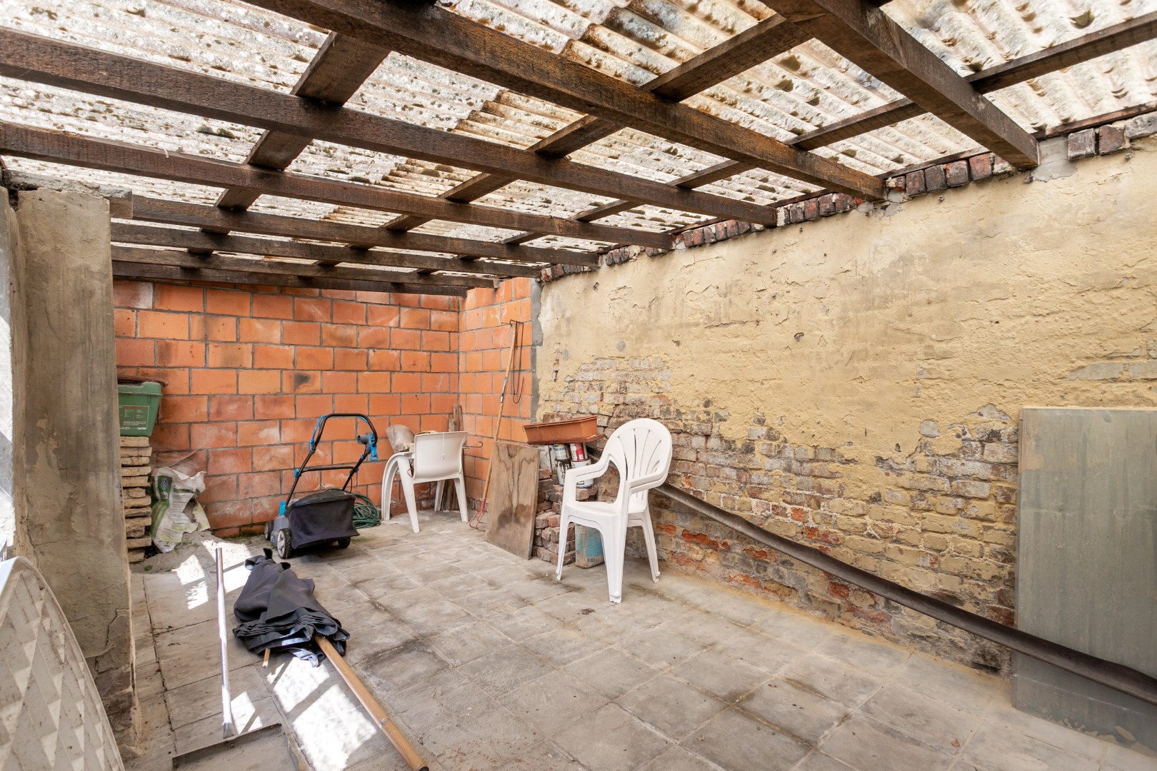 Te renoveren, karaktervolle woning met tal van mogelijkheden en tuin 