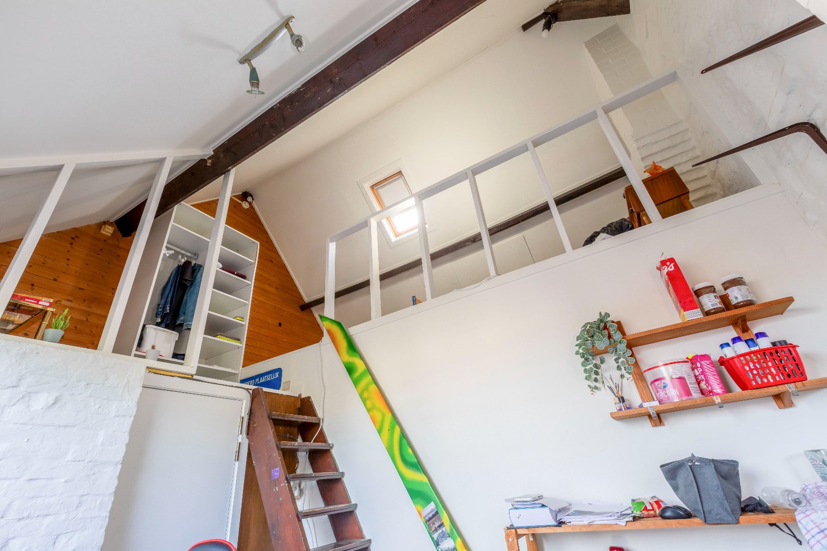 Vergunde opbrengsteigendom met 5 kamers nabij Gent Sint-Pieters. 