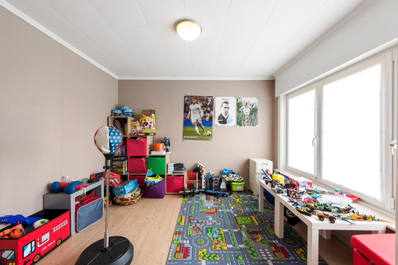 Prachtig gerenoveerde woning met 3 slaapkamers en zongerichte tuin. 
