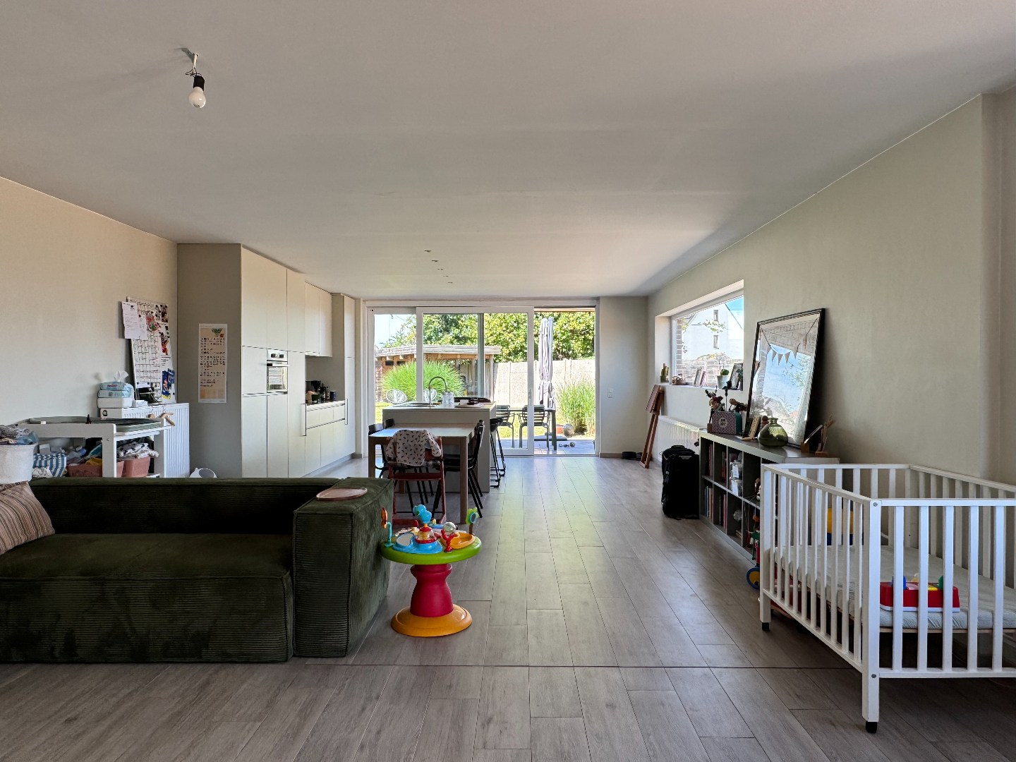 Gerenoveerde halfopen woning met 3 slaapkamers, tuin en carport 