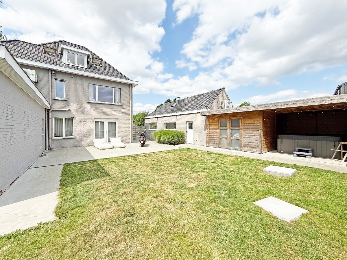 Herenwoning met afzonderlijke praktijkruimte te Velzeke 
