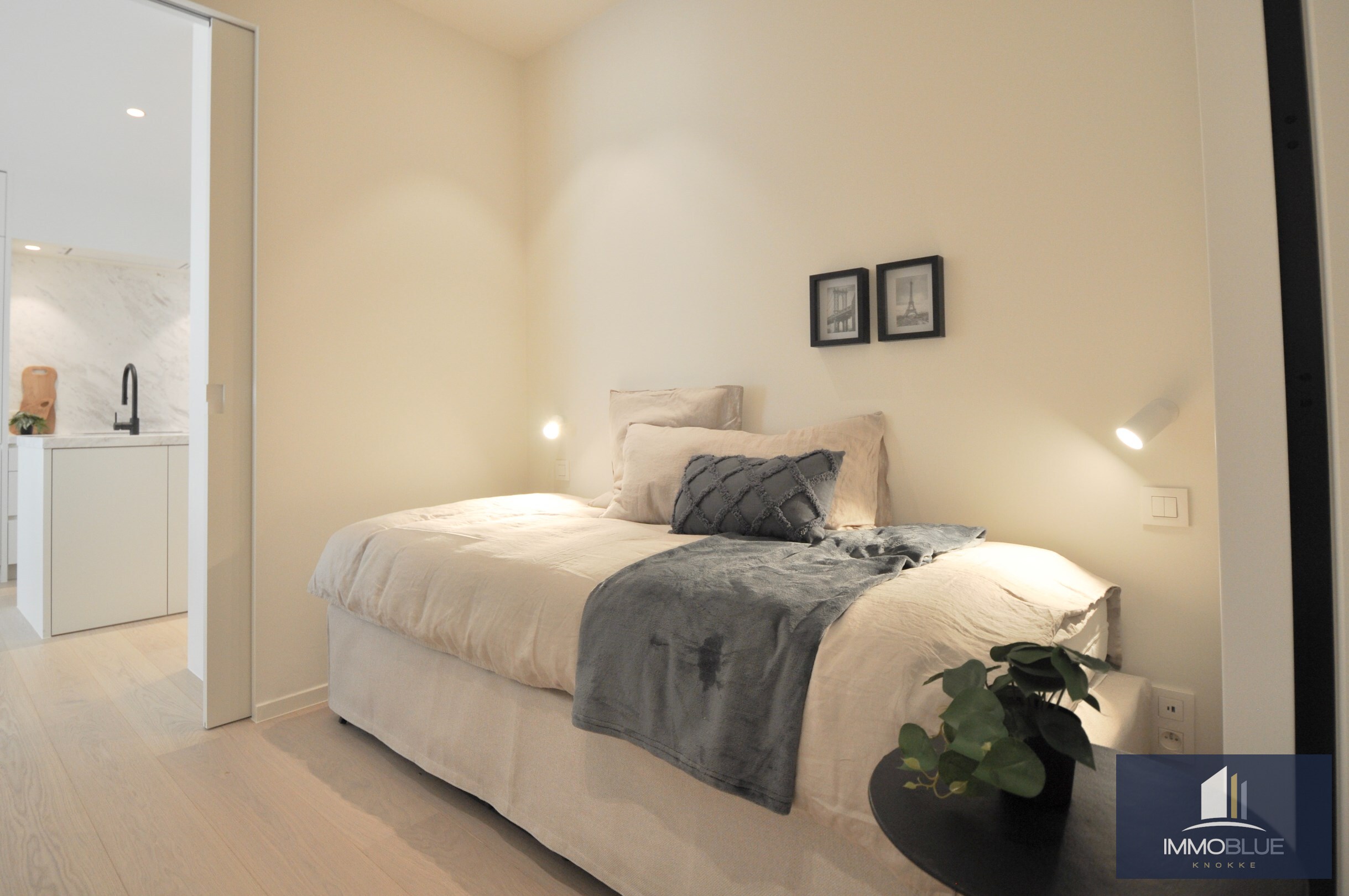 Volledig gerenoveerd hoek-appartement met een ruim zuid gericht terras gelegen aan de Zeedijk in het Zoute. 