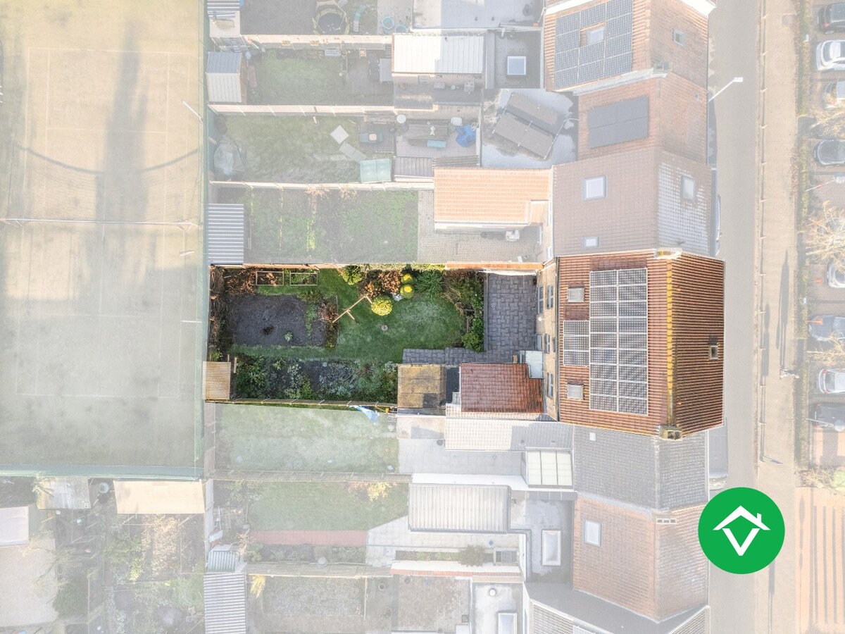 Ruim herenhuis met 4 slaapkamers en aparte garagebox in centrum Gistel 