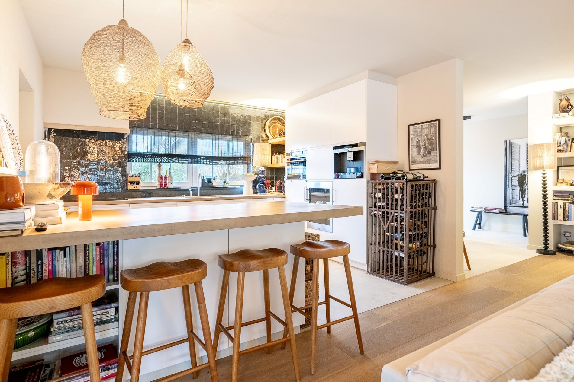 Gelegen in een rustige en uiterst gegeerde residentiële wijk van Knokke, biedt deze volledig gerenoveerde woning een perfecte combinatie van hedendaags comfort, licht en verfijnde elegantie 