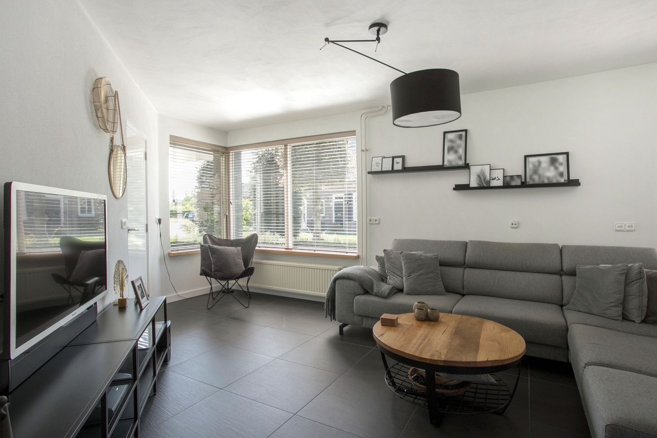 Deze moderne en royale vrijstaande woning staat op een rustige woonlocatie op een mooi hoekperceel. 