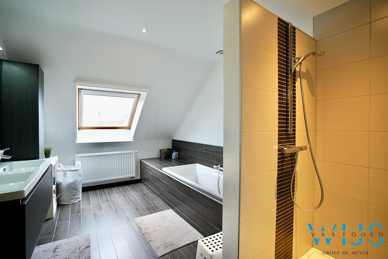 INSTAPKLAAR woonhuis met ZUIDgerichte tuin te Boekhoute ! 