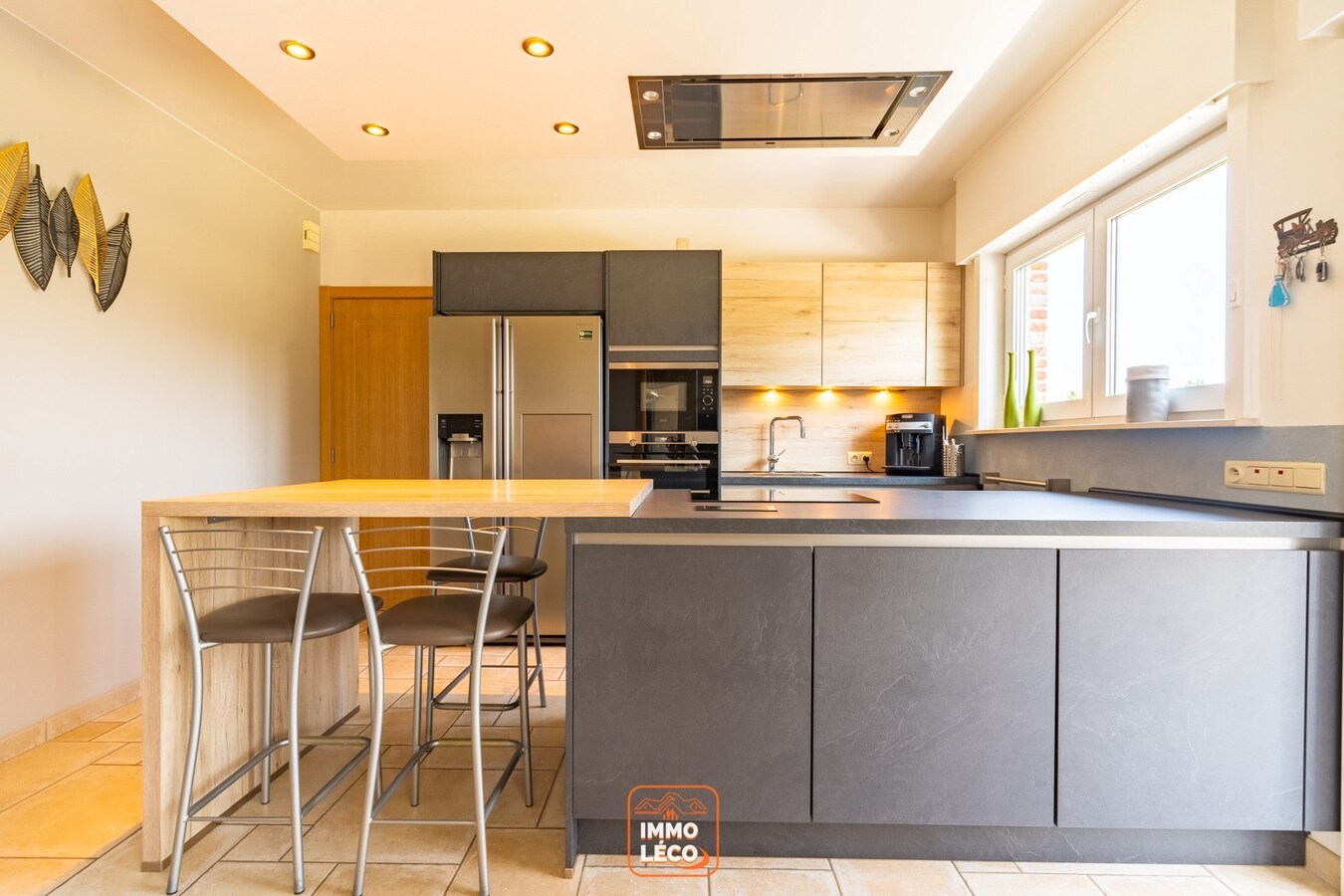 Villa « semi plain-pied » idéalement située avec 4 chambres, jardin, garage et parking, COUP DE CŒUR ABSOLU ! 