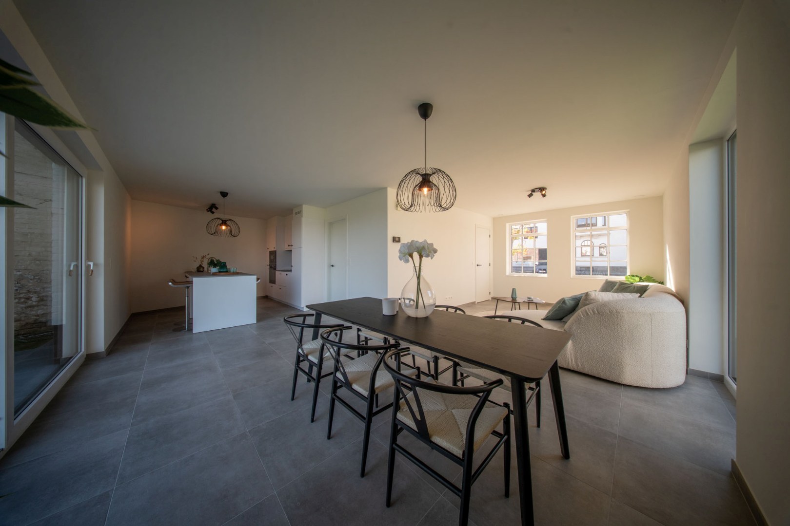 Stijlvolle en ruime nieuwbouwwoning met garage en tuin op 555 m² 