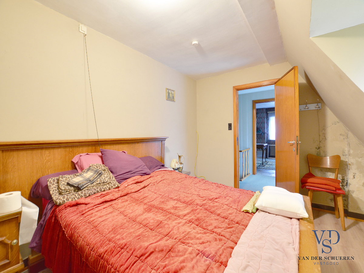 Stevige woning met karaktervolle stallingen in hartje Dikkelvenne. 