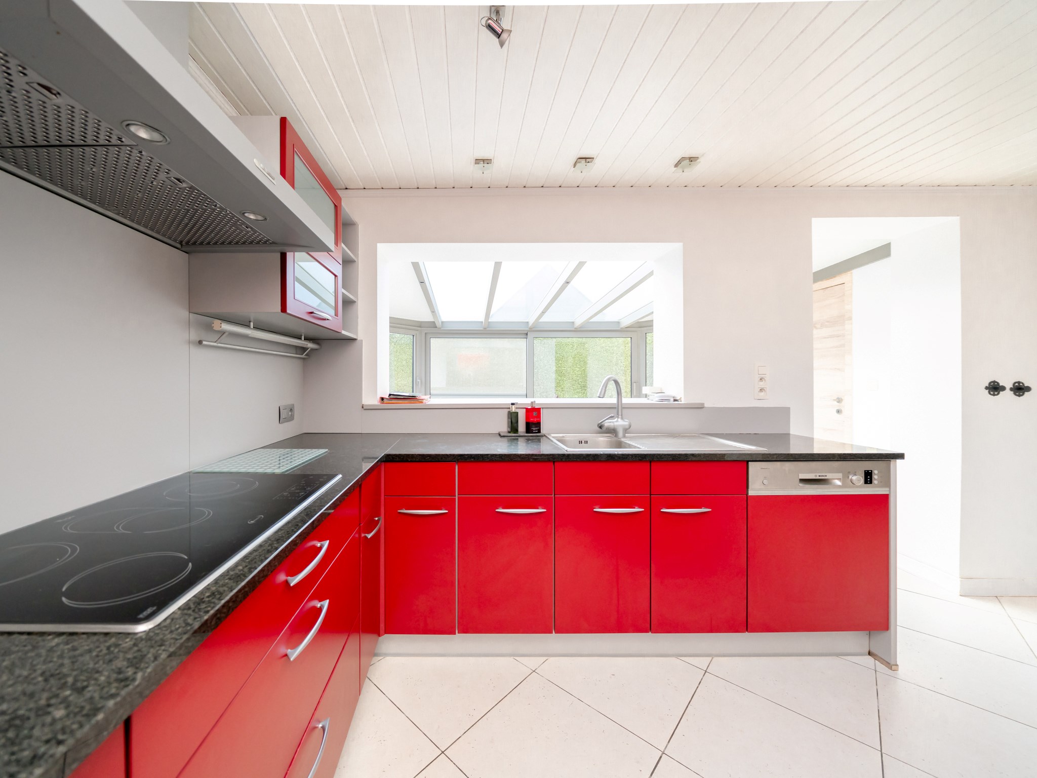 Gerenoveerde 3-gevelwoning met 3 kamers, garage en tuin 