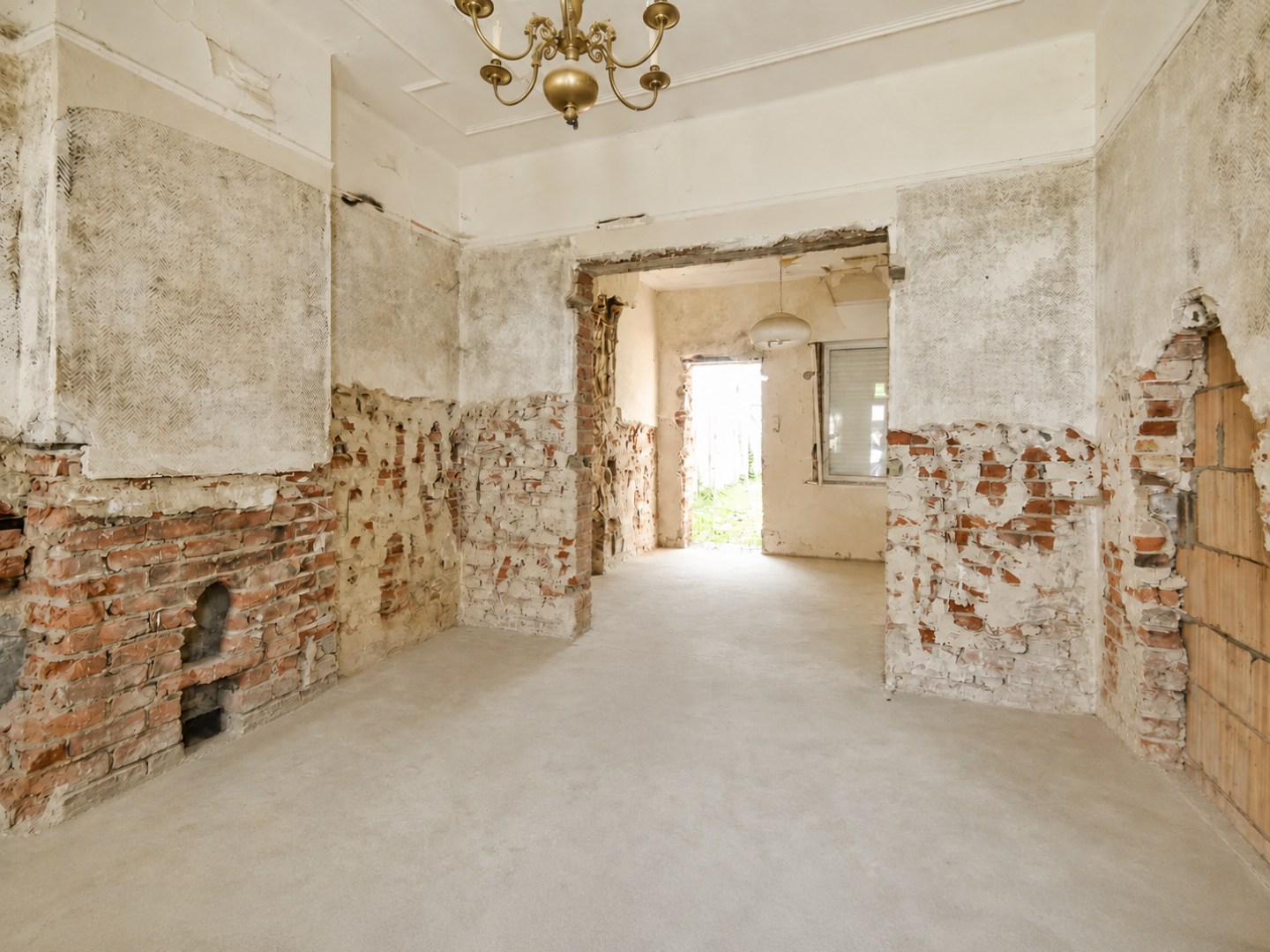Woning met renovatiepotentieel in het hart van Ruddervoorde! 