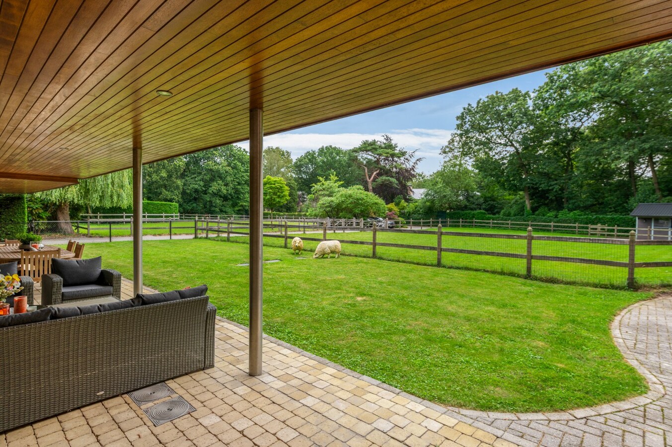 Exclusief eigendom met twee volwaardige, zelfstandige villa-woningen, een conciërgeverblijf en luxueuze paardenfaciliteiten op ruim 2 ha te Brasschaat 