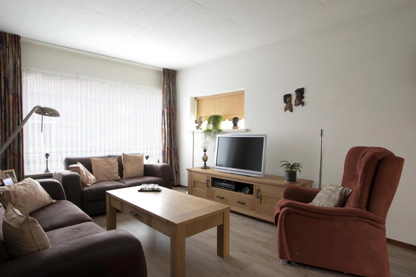 Nette 2-kapper met 4 slaapkamers en privacy biedende tuin gelegen op 346 m² ondergrond. 