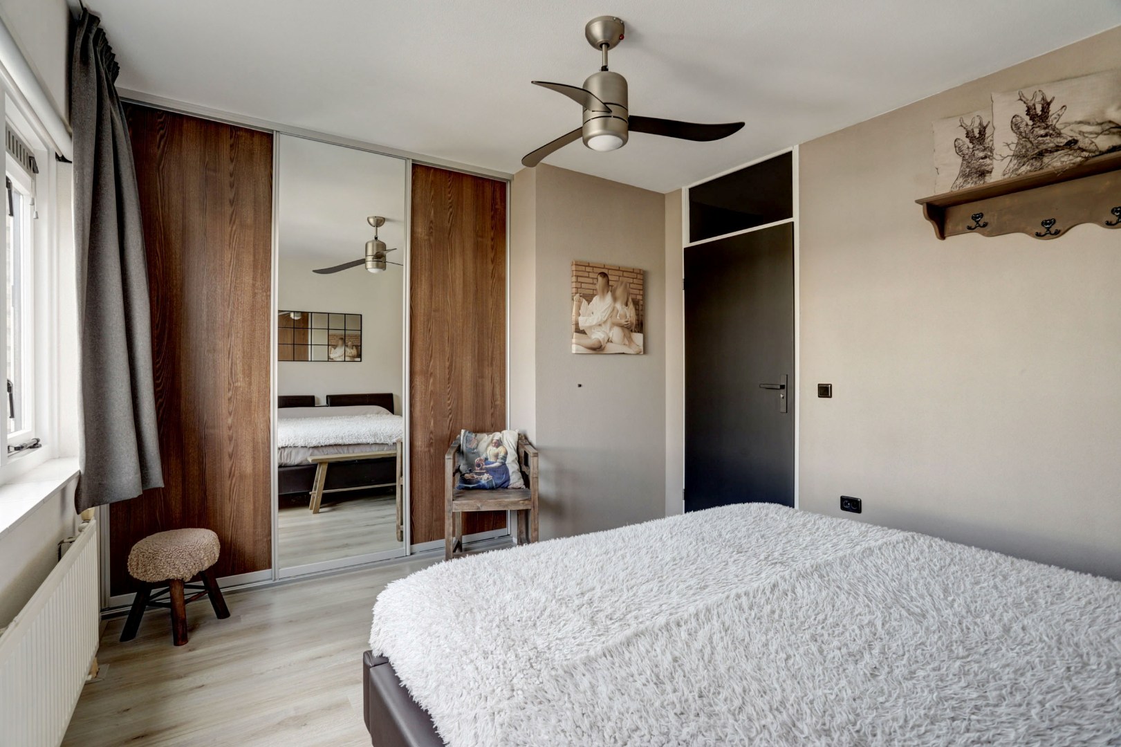 Energiezuinige (A-label) en uitstekend onderhouden 4-kamer tussenwoning met voor- en achtertuin met houten berging! 