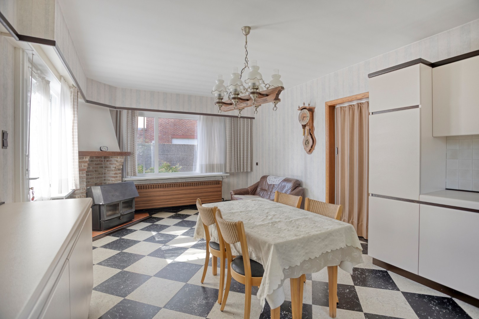 Te renoveren gezinswoning met 3 slpk. en ruime garage in Geel 