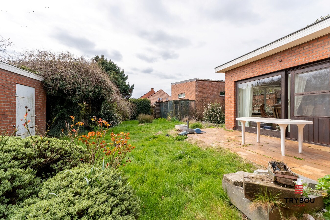 Ruime woning met winkelruimte, loods (optioneel) en garage 