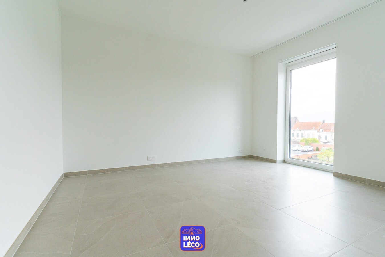 Appartement NEUF de haut standing avec garage 3 voitures, EN PLEIN CENTRE-VILLE ! 