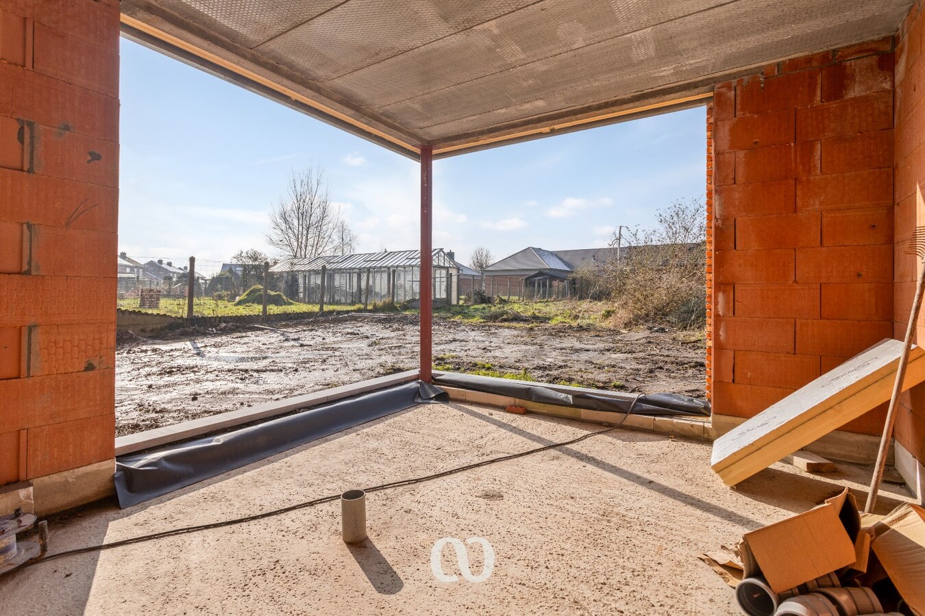 Zeer ruime ruwbouw woning op uitstekende locatie 