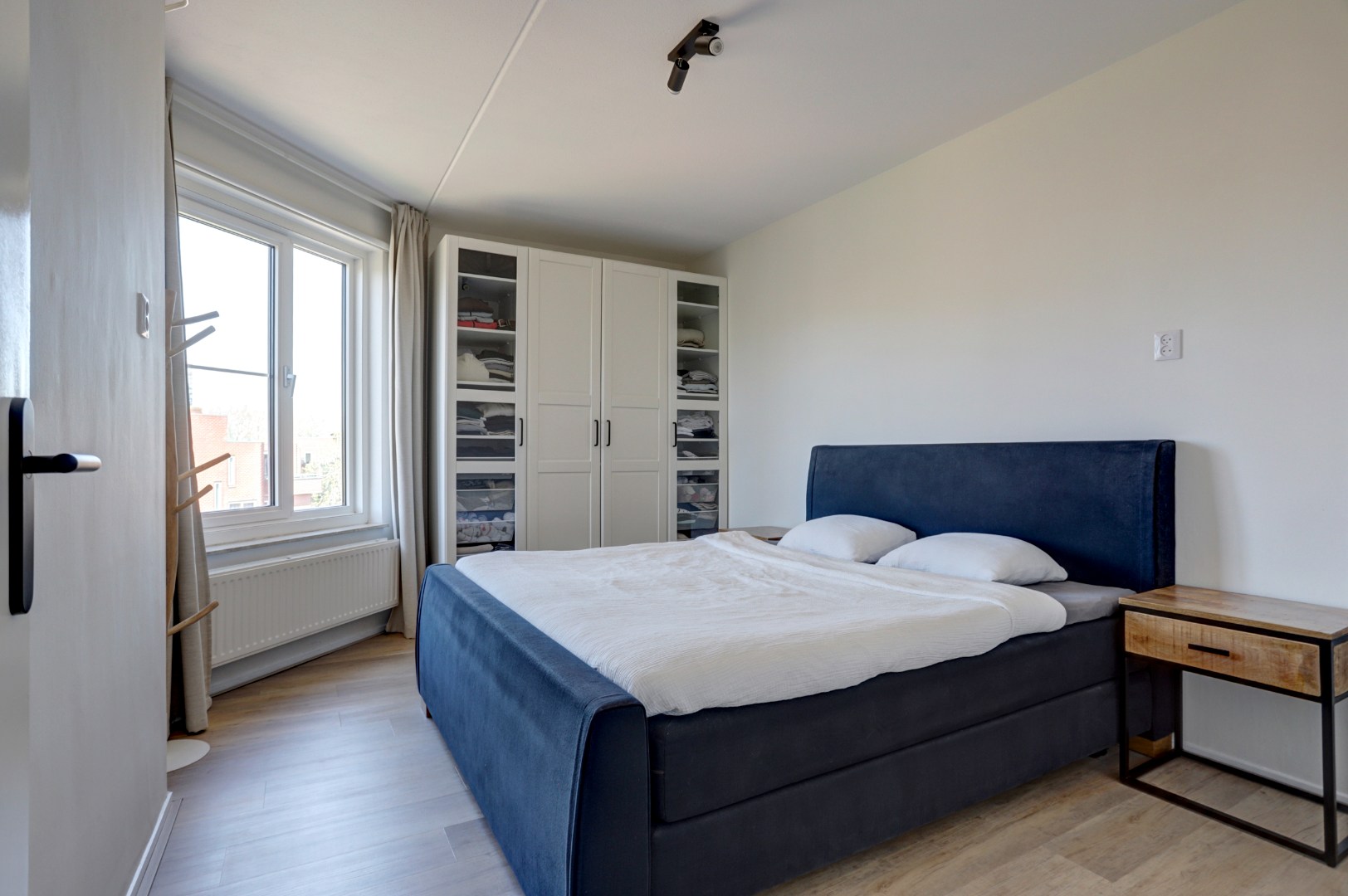 Instapklaar 3-kamer appartement op de 4e en 5e verdieping met ruim zonnig terras, eigen parkeerplaats in de parkeergarage, berging in de onderbouw en gelegen op eigen grond. 