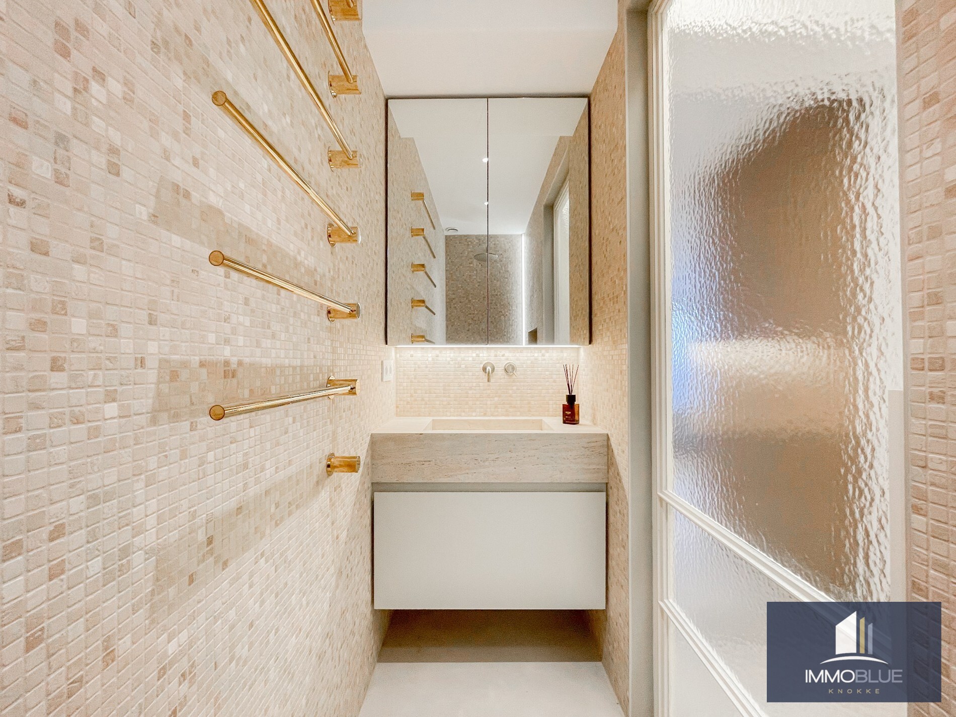 Luxueus volledig gerenoveerd appartement met een weids uitzicht gelegen in het Zoute. 