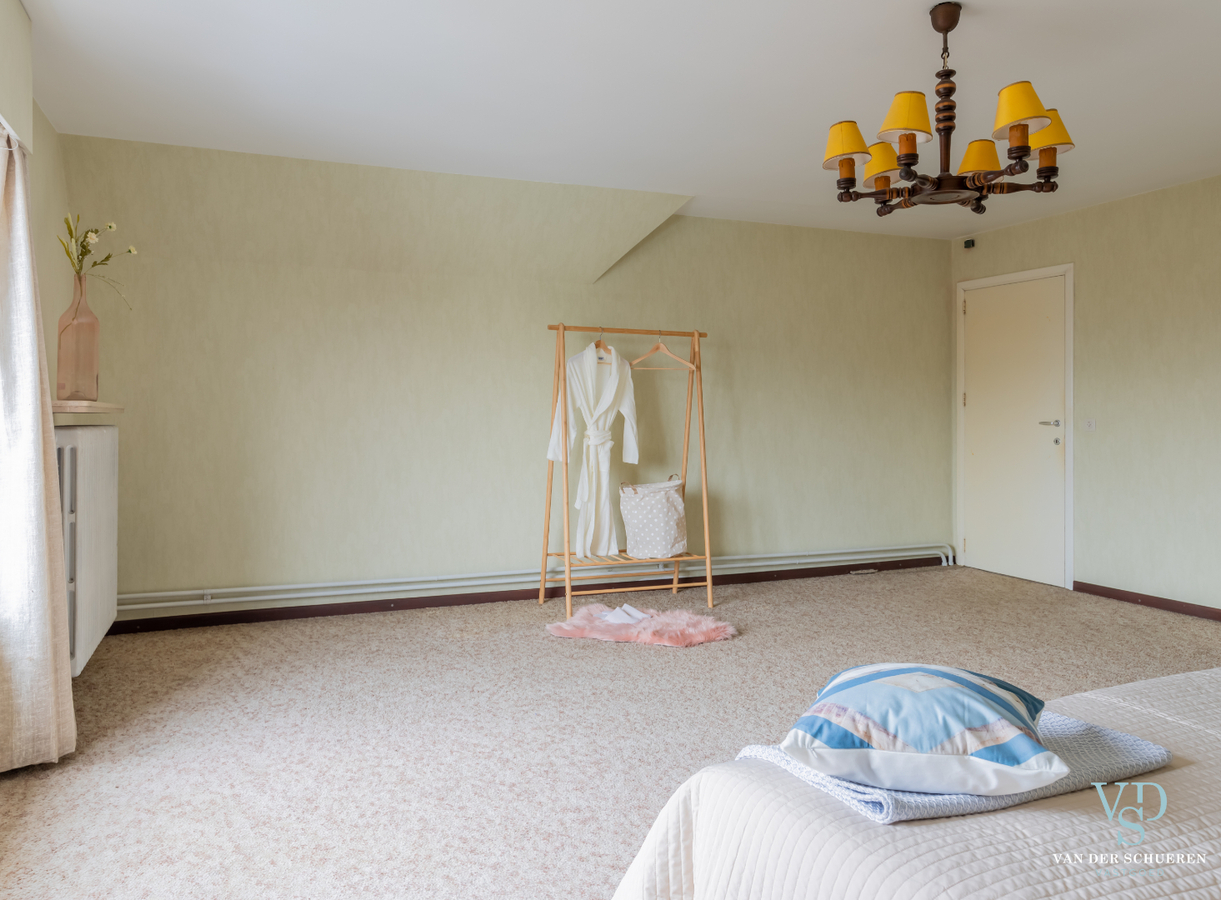 Degelijke, bijzonder ruime woning te Dikkelvenne. 