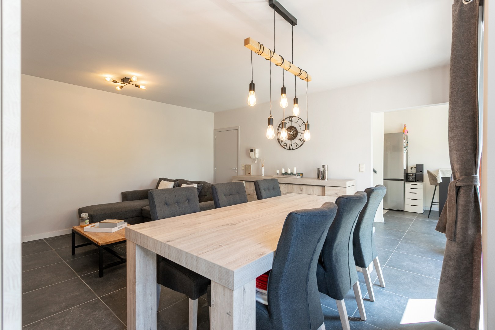 Instapklaar duplex app. 2 slpk met terras en parkeerplaats 