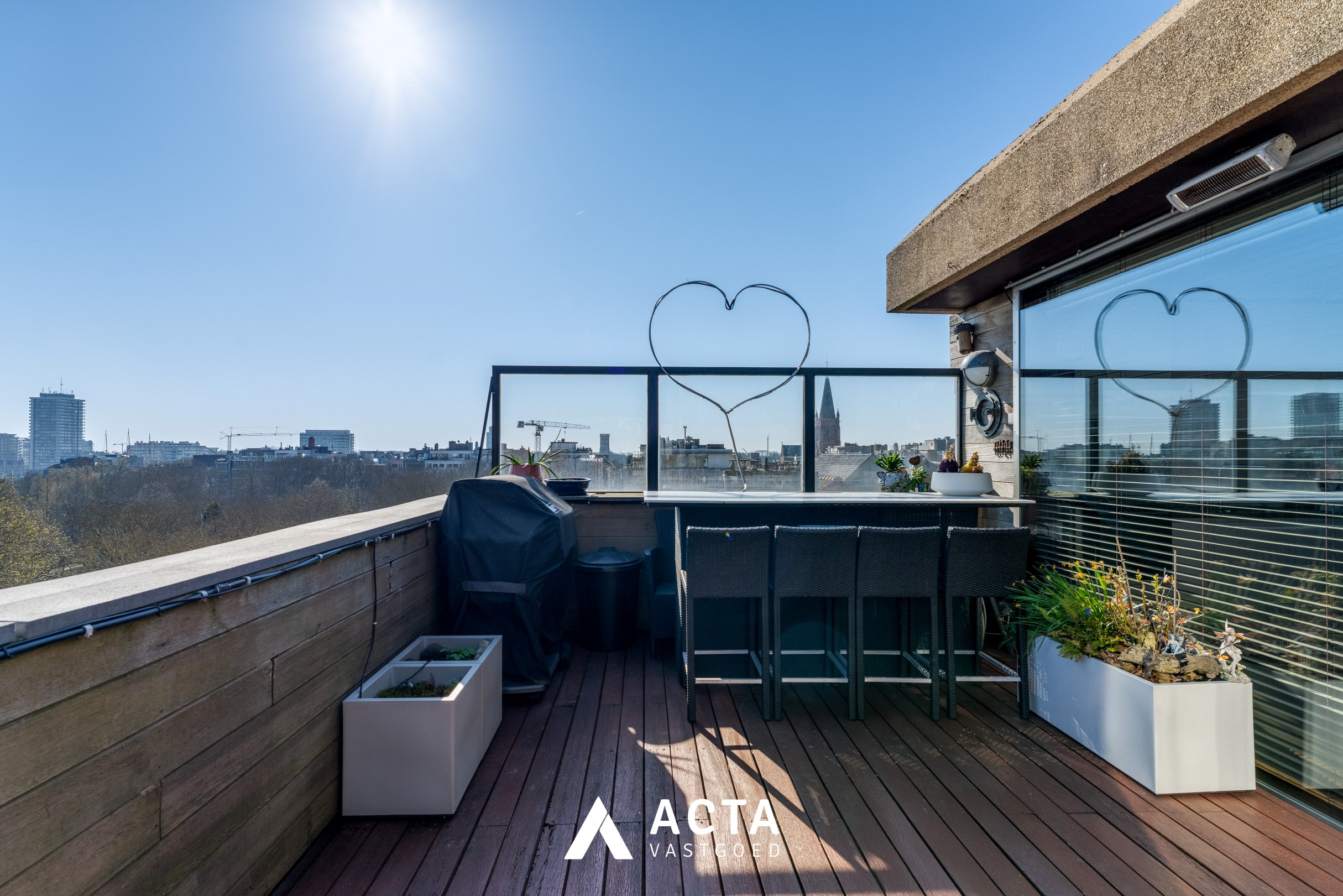 Luxueus dakappartement met 3 slaapkamers en panoramische terrassen in hartje Oostende 