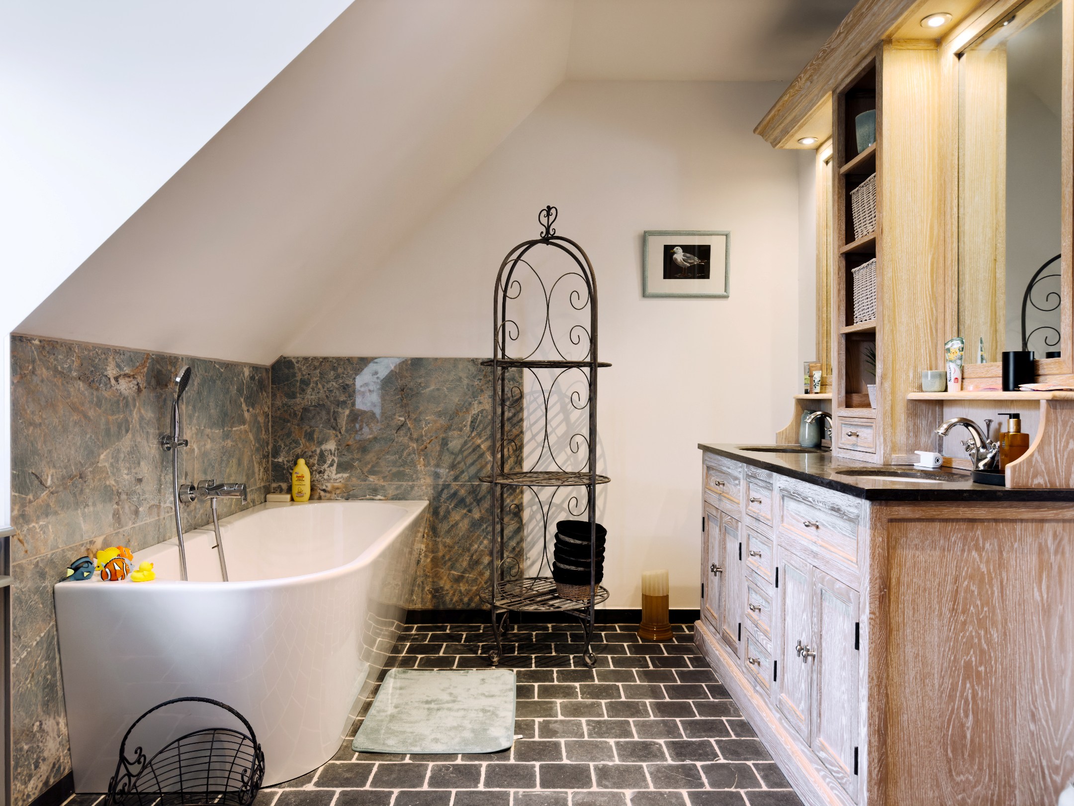 La villa récente de 2023 est située sur un terrain de 900 m², dans un havre de paix et de tranquillité. 