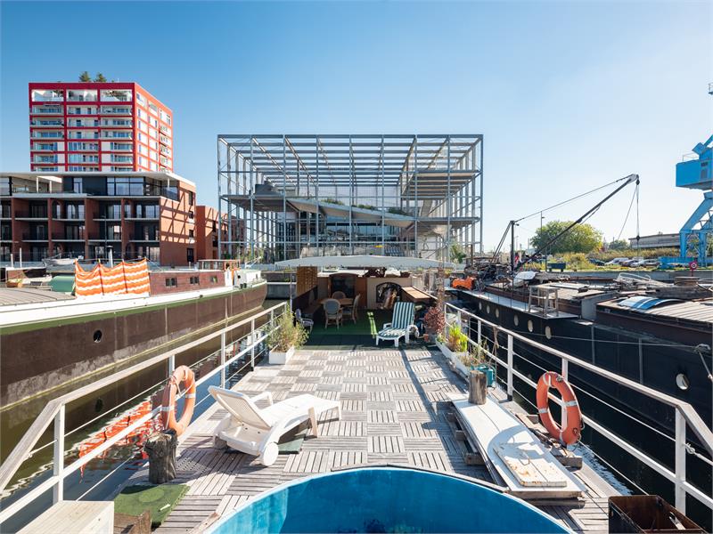 Woonschip met 5 slaapkamers en vaste ligplaats 