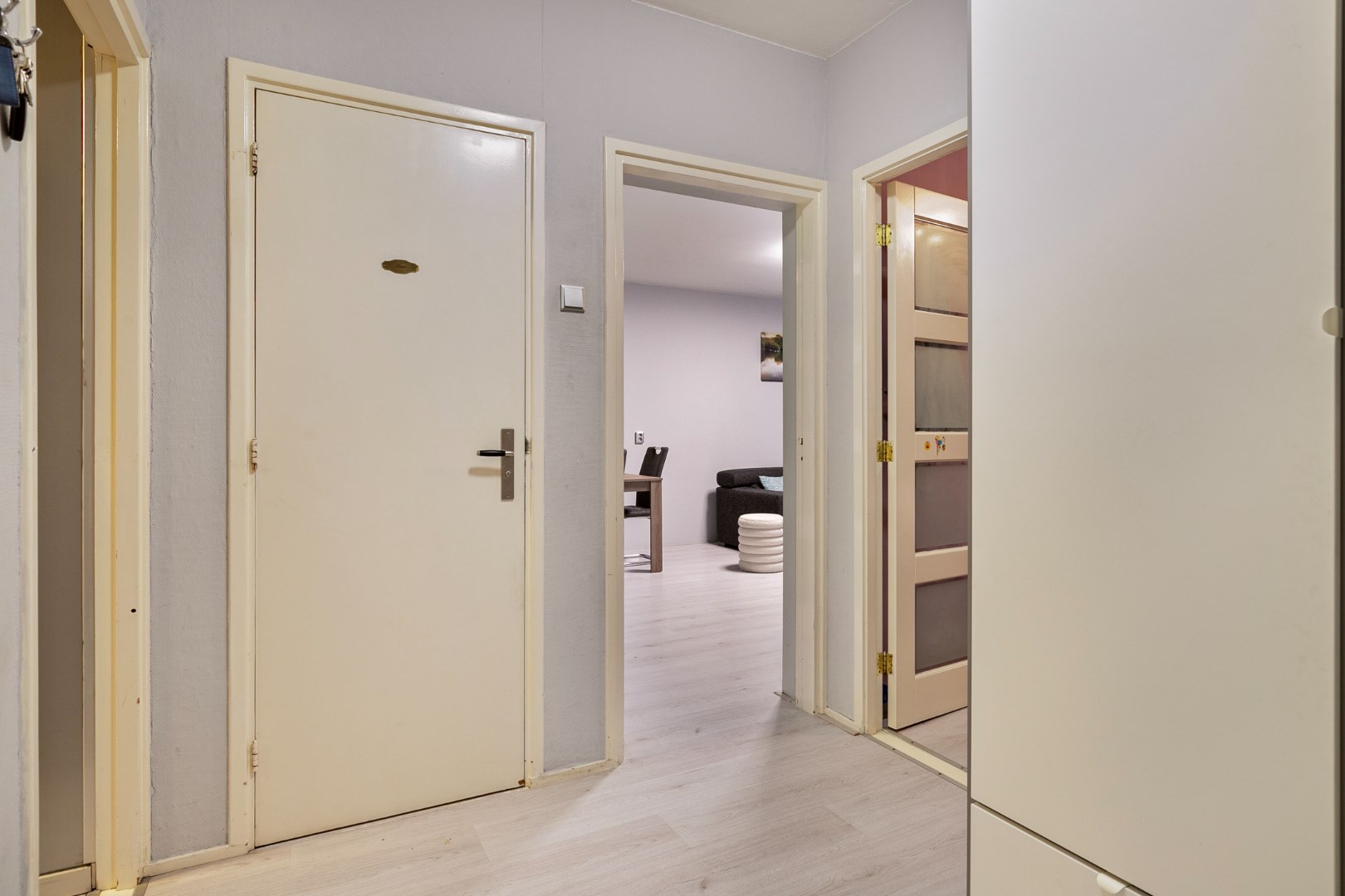 Instapklaar 3 kamer appartement op de 1e verdieping met keurige keuken en badkamer, balkon op het zuidoosten, berging in de onderbouw en gelegen op eigen grond. 