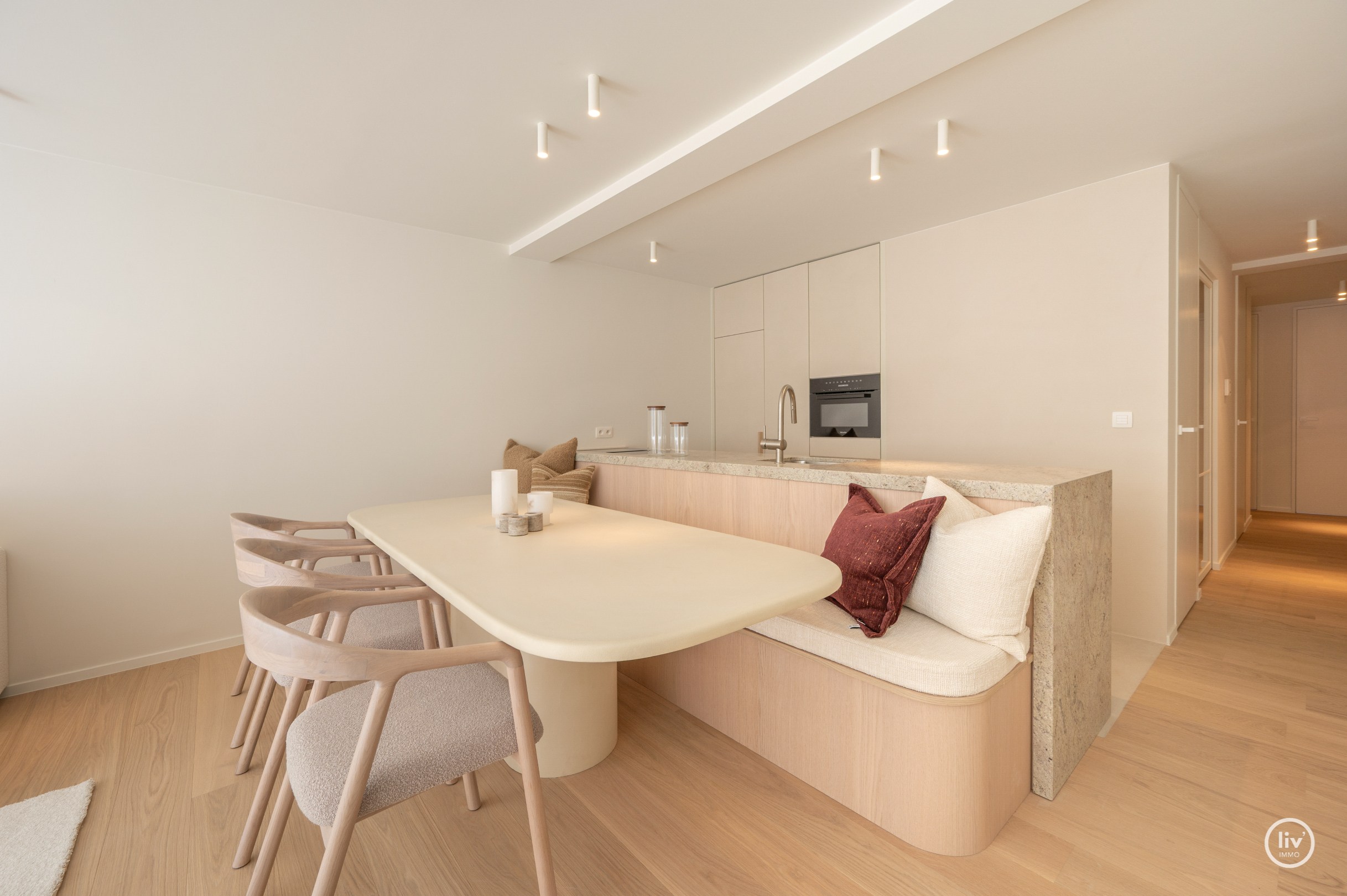 Appartement de luxe entièrement rénové de 3 chambres situé sur l'avenue Parmentier, à proximité de la digue. 