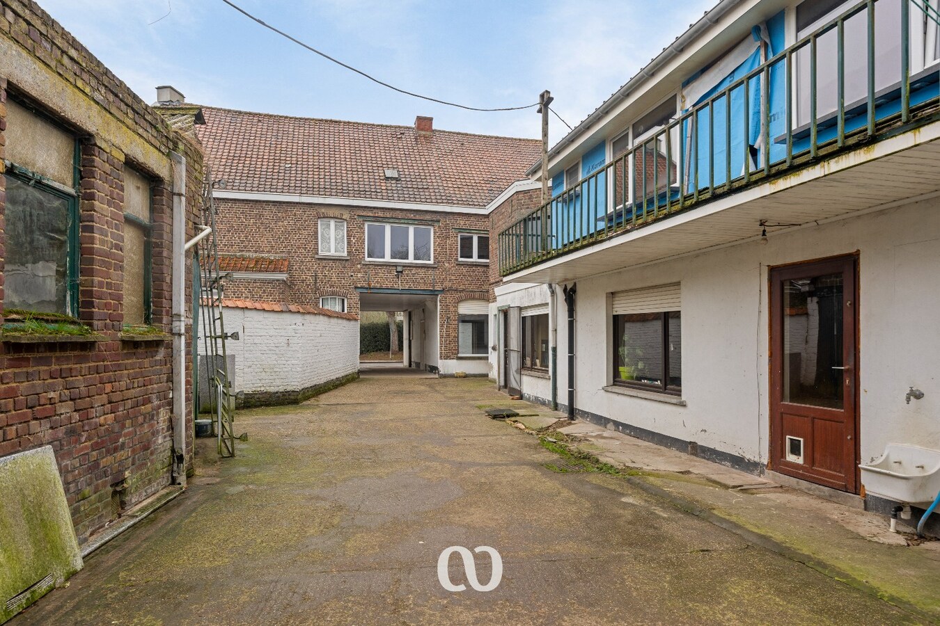 Gedeeltelijk gerenoveerde half open bebouwing met atelier 