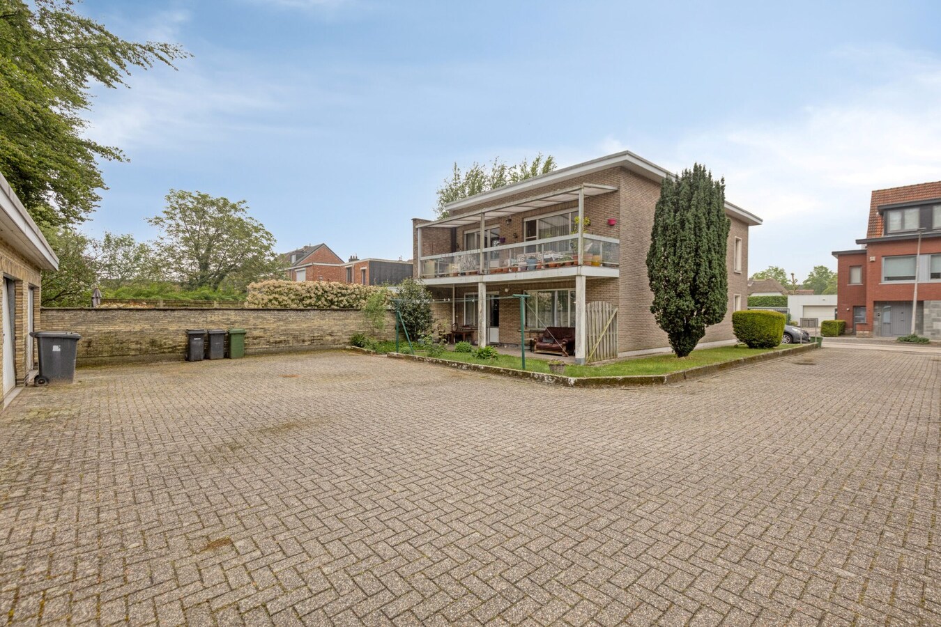 Kleinschalig gebouw met 2 appartementen en bijhorende garageboxen te Brasschaat 
