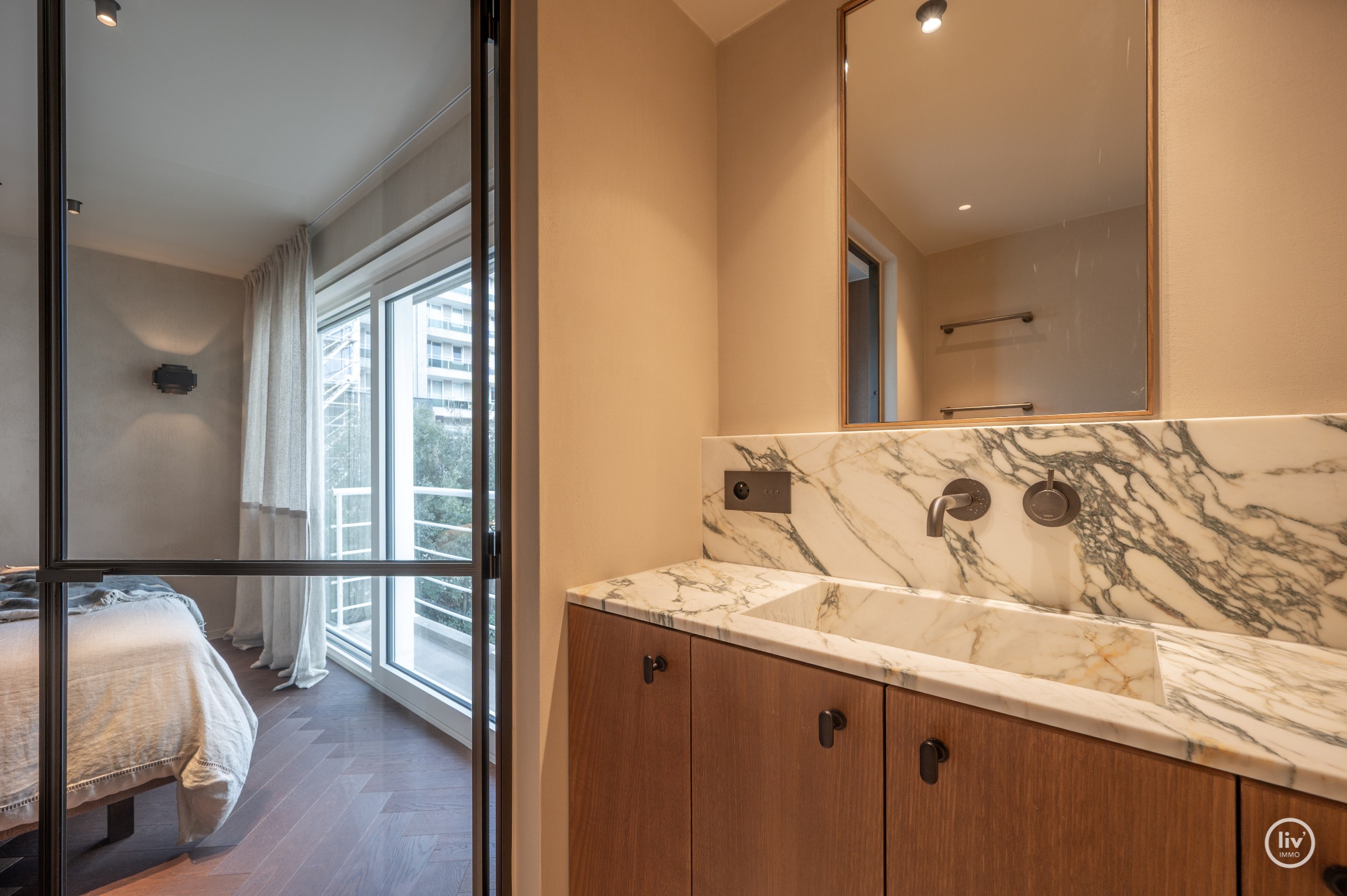 Appartement d'angle entièrement rénové et de haute qualité dans une résidence de standing au cœur du Zoute. 