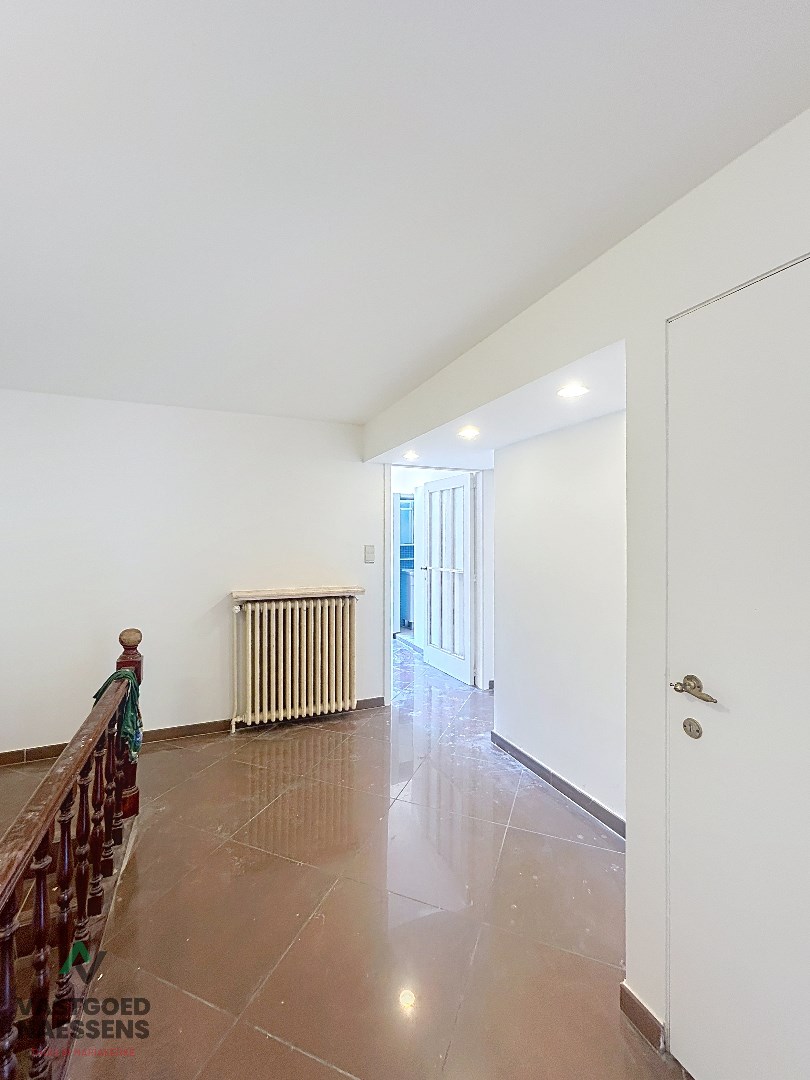 Maison d'angle avec entrepôt - garage - 5 chambres à coucher et terrasse 