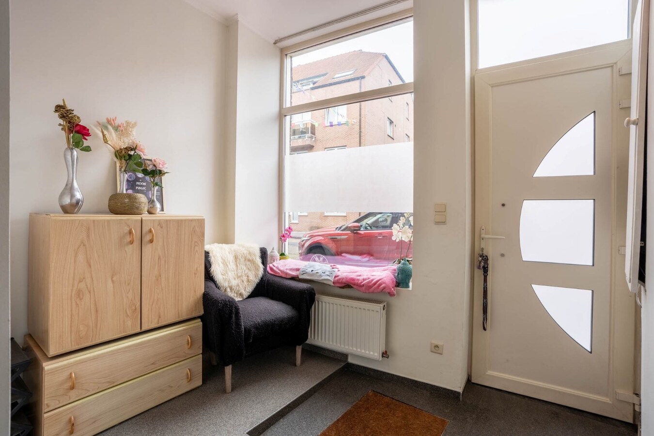 Een knusse rijwoning met tuintje en 3 slaapkamers, gelegen pal in het centrum van Maaseik. 