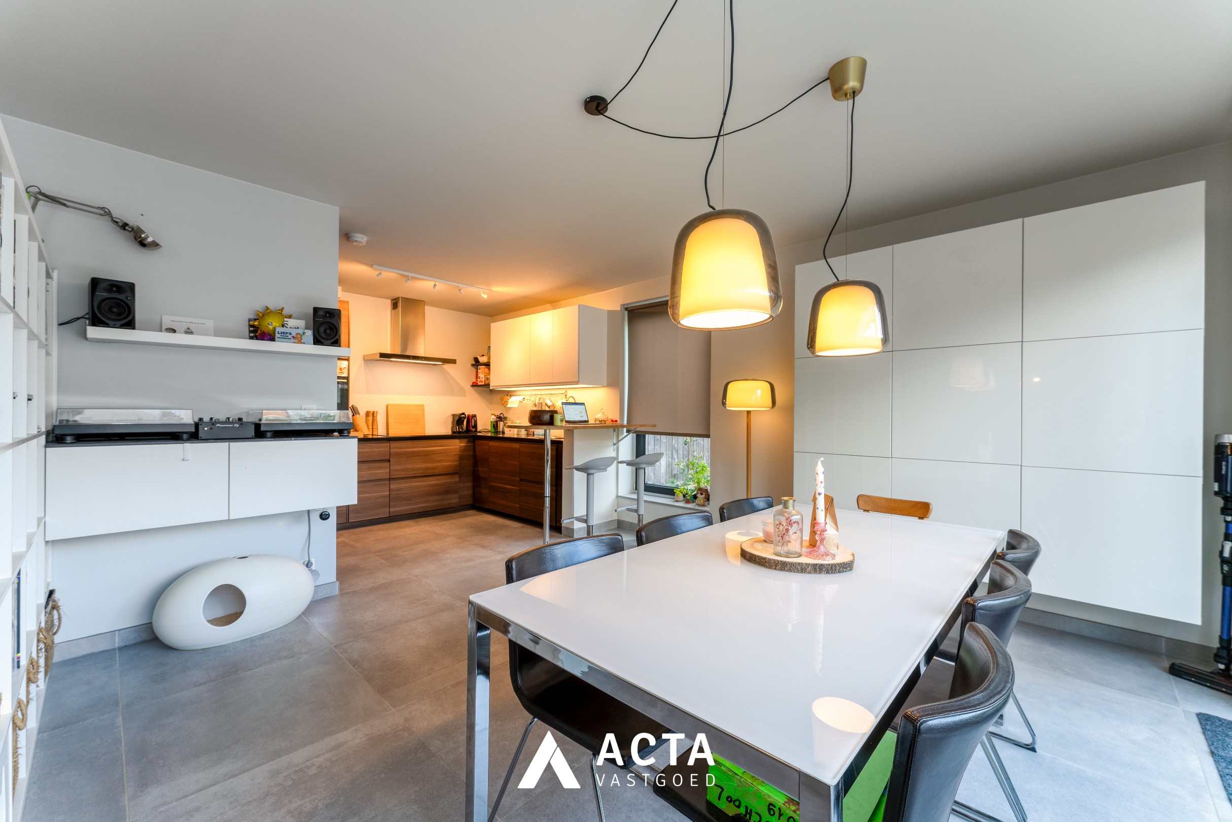 Instapklare halfopen gezinswoning in Baanhof in Oostende 