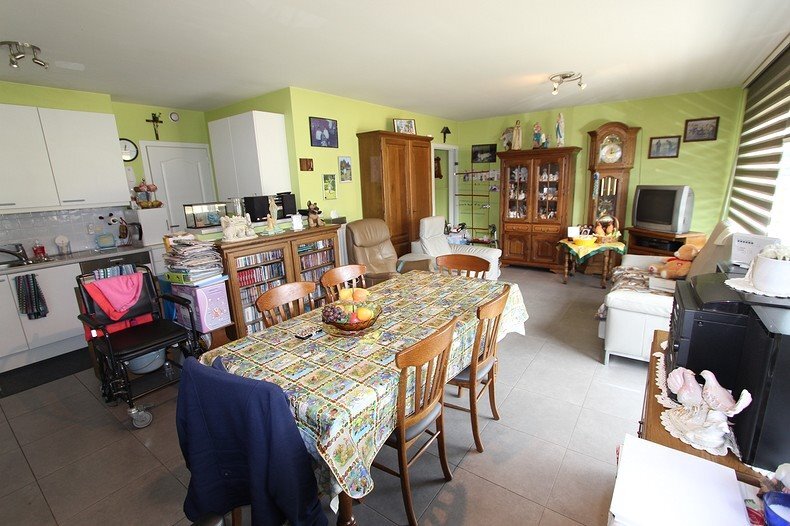 Gelijkvloers appartement met 2 slaapkamers en garage 