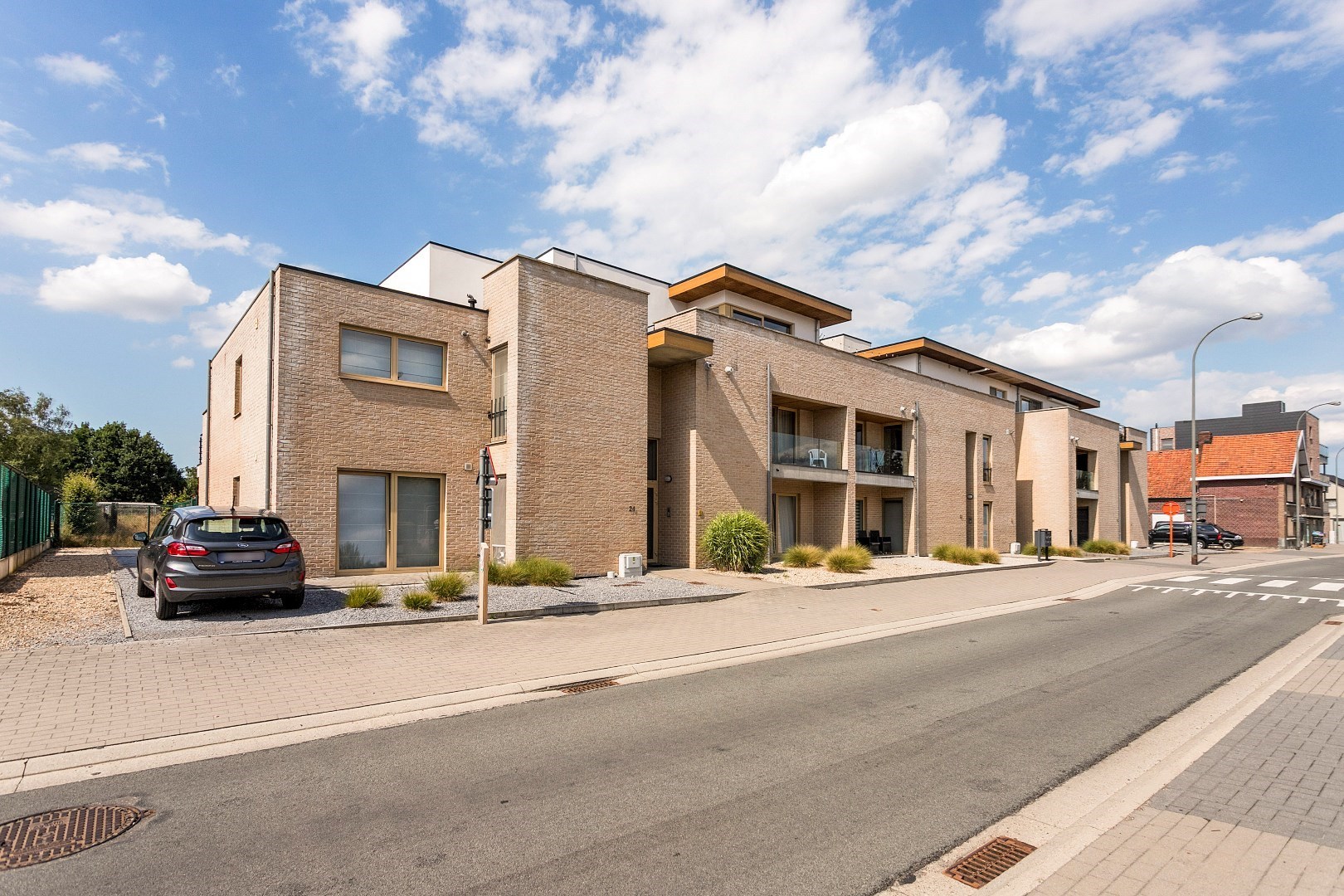 Modern, gelijkvloers appartement met 2 slpk, ondergrondse parking en tuin. 