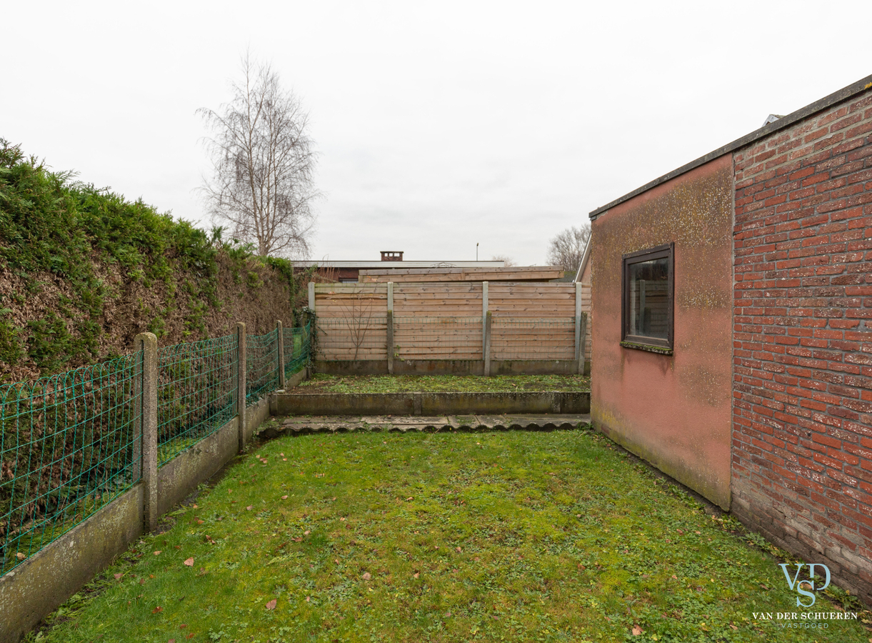 Degelijke, op te frissen Half Open Bebouwing. 