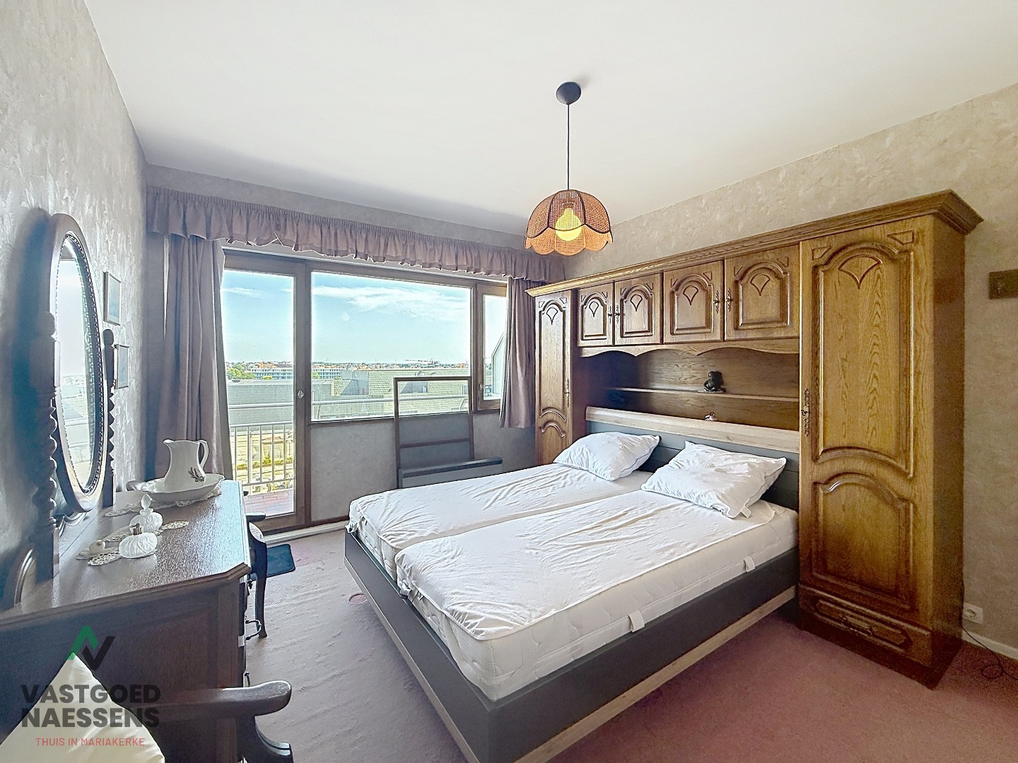 À rénover, appartement d'une chambre avec vue sur la mer et terrasses. 