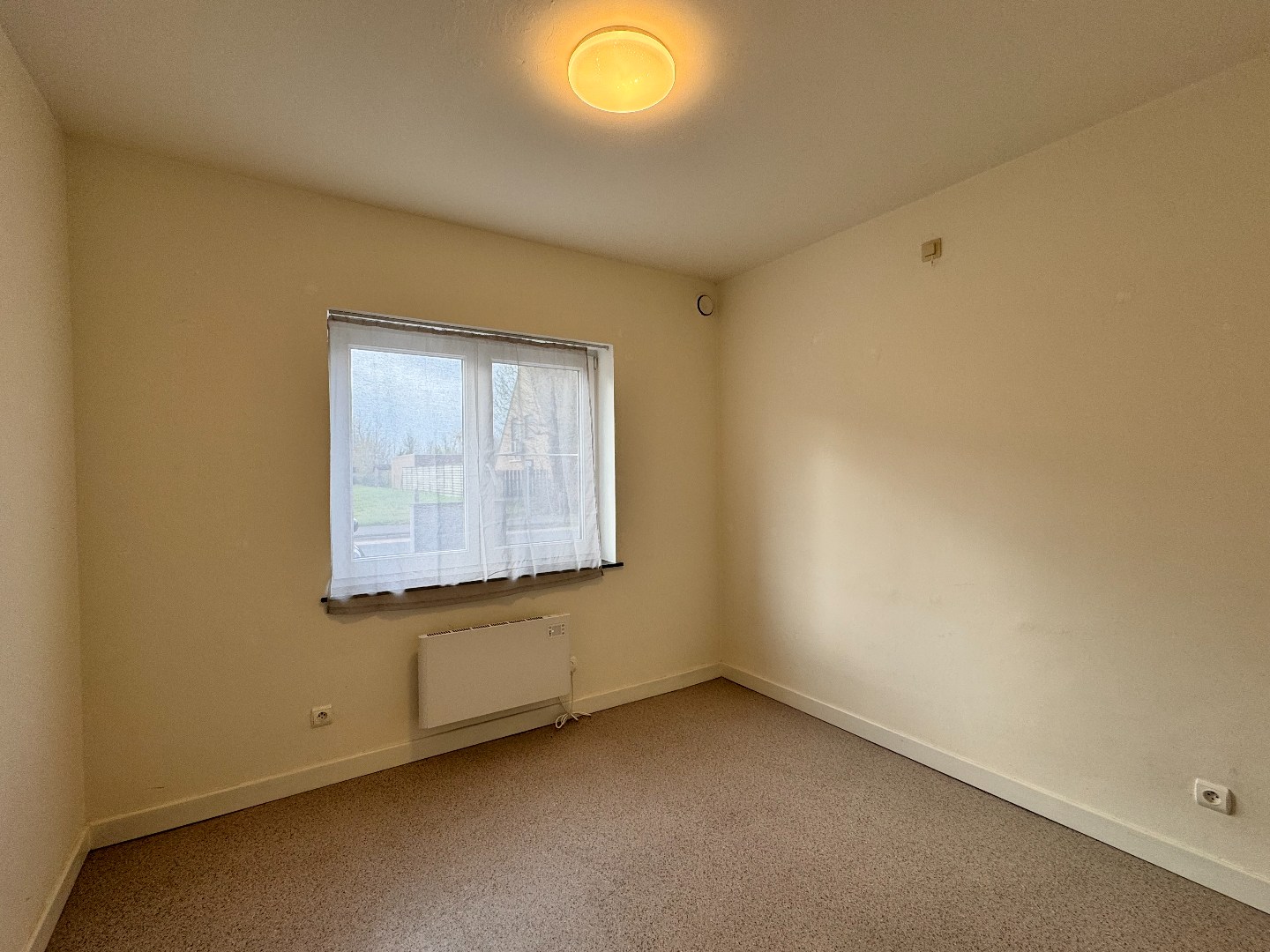 Verzorgd gelijkvloers appartement met 2 slaapkamers en garage. 