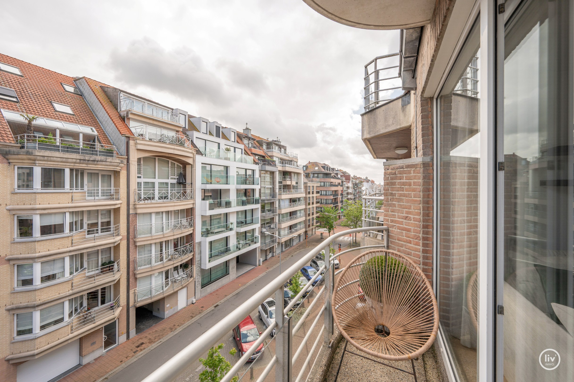 Appartement de luxe entièrement rénové de 3 chambres situé sur l'avenue Parmentier, à proximité de la digue. 