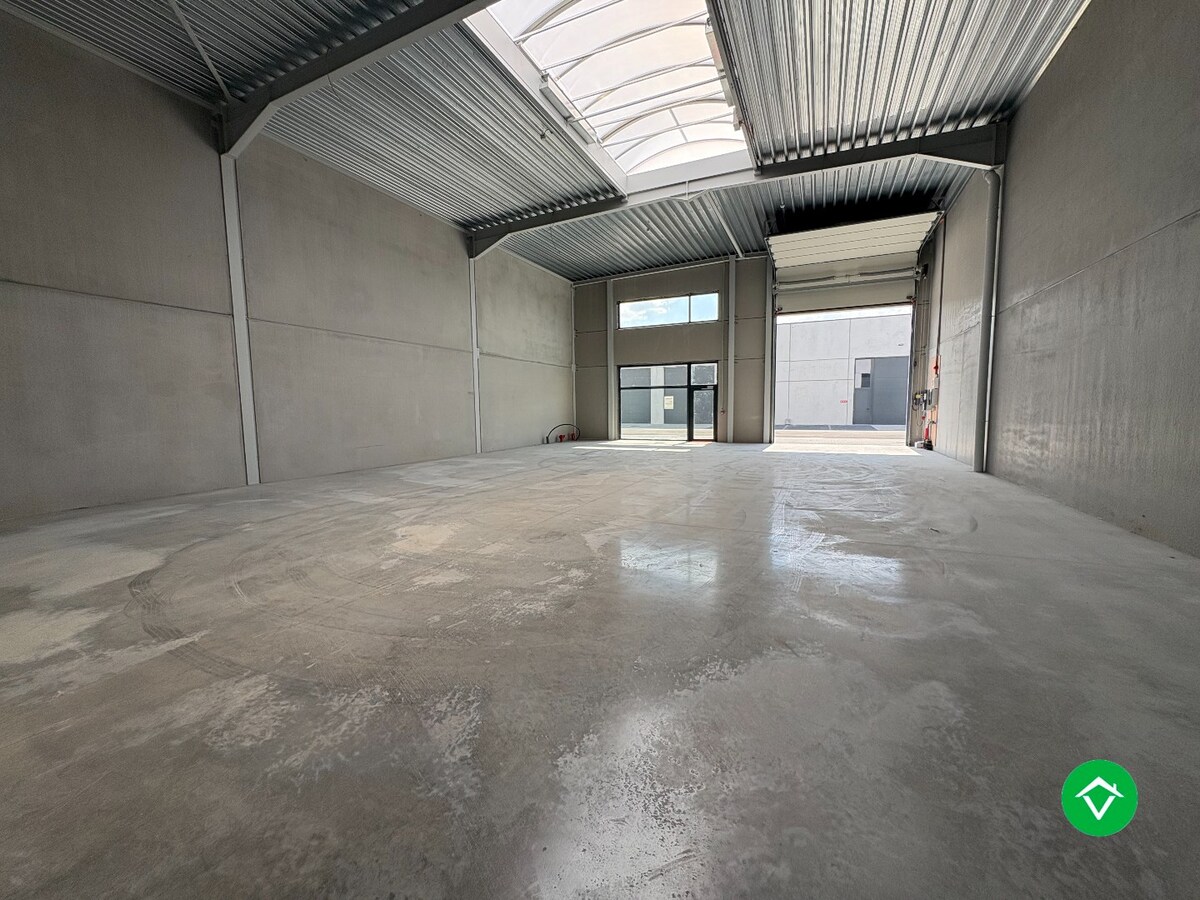Loods te koop – 246 m² met 2 parkeerplaatsen inbegrepen op de industriezone te Ichtegem 