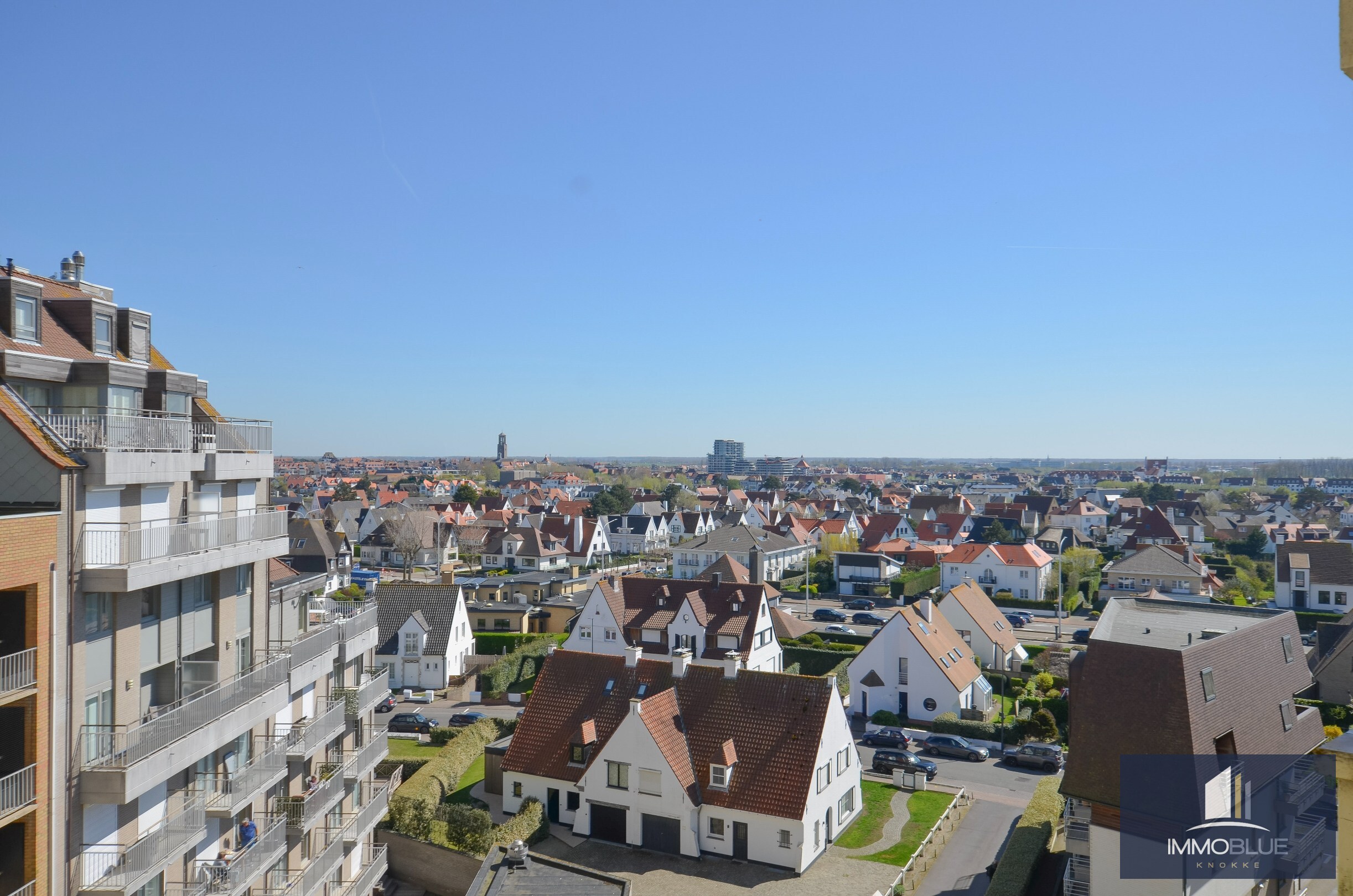 Exclusief – Stijlvol volledig gerenoveerd appartement met frontaal zeezicht. 